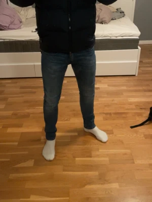 Replay jeans blå  - Säljer ett par blå Replay jeans i skinny fit med klassisk femficksdesign och snygga slitningar. Jeansen har normal midja och är tillverkade i stretchigt bomullsmaterial för skön passform. Perfekta till sneakers eller boots.