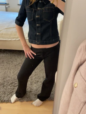 Svarta bootcut kostymbyxor - Säljer ett par svarta kostymbyxor med bootcut-snitt och låg midja från Bikbok. Byxorna är för stora för mig och därför säljer jag dem. Kostymbyxorna är i st 38 och jag är ca 169 och är perfekta i längden. 