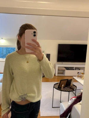 Gul stockaf tröja  - Säljer min jättefina gula stickade tröja från Vero Moda i storlek S, tröjan är i väldigt bra skick och säljer den för 270(pris kan diskuteras)☺️
