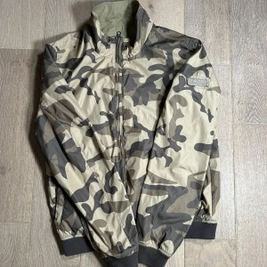 Woolrich Windbreaker - Säljer denna trendiga Woolrich windbreaker storlek S i mycket bra skick.