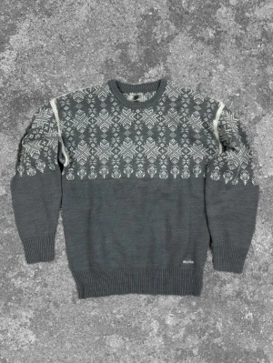 Gråvit mönstrad stickad tröja  - Varm, skön och väldigt trendig perfekt nu i vinter! Inga defekter-mycket bra skick. Skriv vid fundering. Mått: A:49 B:50 C:39 D:61 (cm) 😊🙌