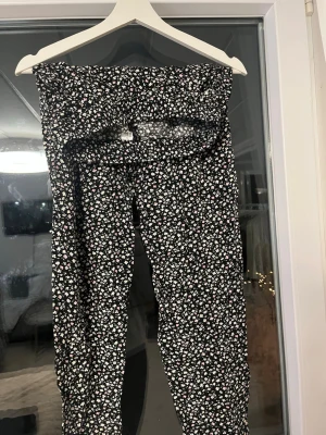 Blommiga mjukisbyxor från HM  - Super sköna och slappa mjukisbyxor ifrån HM i storlek 34