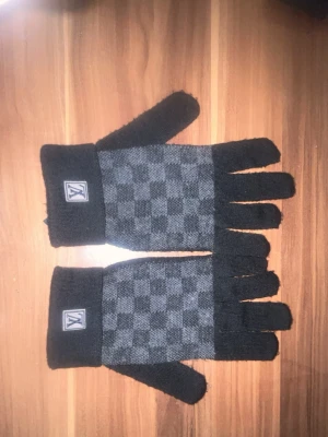 Svart L.v handskar  - Svarta l.v handskar helt oanvända 