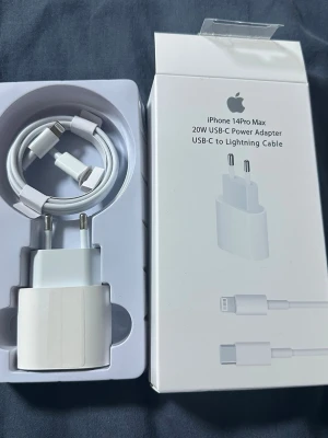 iPhone 14 Pro Max 20W USB-C Power Adapter + USB-C till Lightning-kabel - Ny Apple 20W USB-C strömadapter och USB-C till Lightning-kabel, kompatibel med iPhone 14 Pro Max. Komplett i originalförpackning, perfekt för snabbladdning. Inga synliga skador eller slitage, ser oanvänd ut.