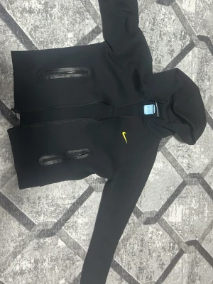 Nike nocta svart zip up  - Helt ny skick använd en gång säljer på grund av att den är liten storlek S