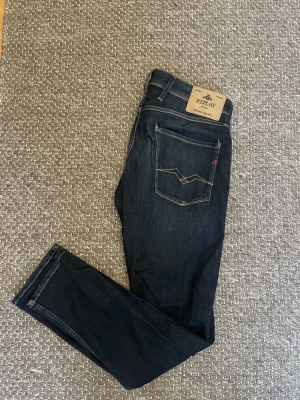 Replay jeans anbass - Riktigt sköna jeans från replay, nyskick köpta på nk göteborg använda fåtal gånger. Mjukt oxh skönt material, kvitto kanske finns kvar. L-32