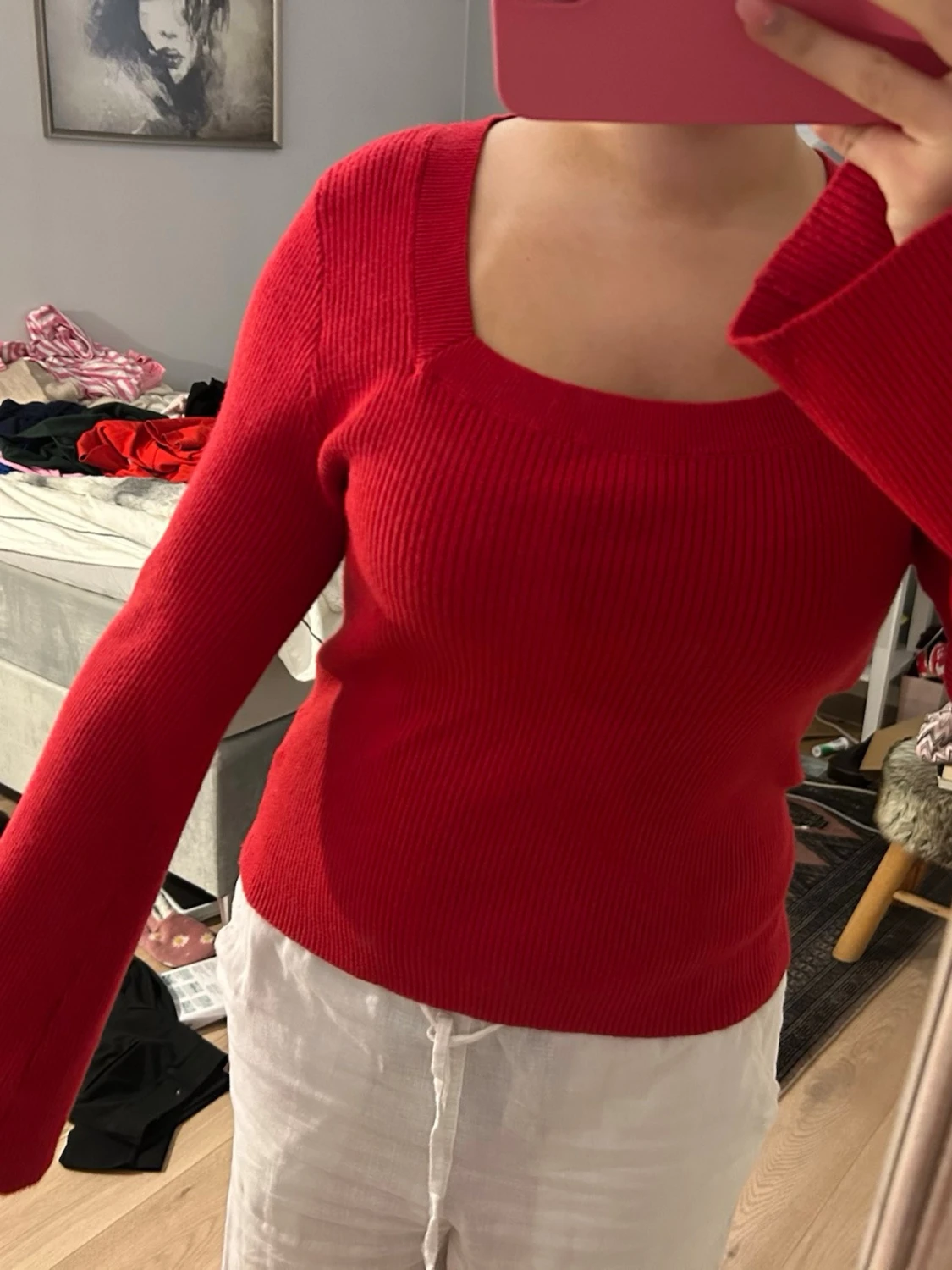 Röd stickad tröja med fyrkantig ringning - 1