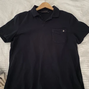 Morris tröja  - Säljer nu en Morris piké då den blivit för liten. Storleken är S och skicket är 9/10. Tveka inte att höra av dig vid frågor! 