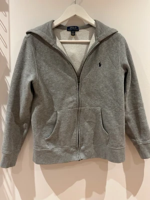 Ralph lauren hoodie  - Snygg grå hoodie från Ralph Lauren. 