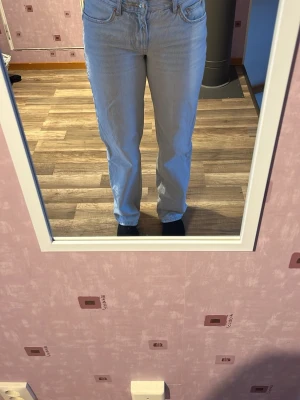 Ljusblå raka jeans från Ginatricot  - Säljer ett par ljusblå Gina jeans med klassisk femficksdesign och raka ben. Jeansen har hög midja och är tillverkade i slitstarkt denimtyg. Perfekta för dig som gillar en tidlös och clean look.