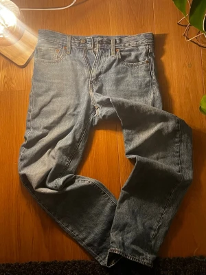 Levis jeans  - Säljer ett par feta baggy Levis jeans i storlek 28/32, väldigt bra skick, skriv vid funderingar eller frågor.