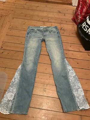 Jeans med spetsdetsljer - Säljer dessa så snygga jeans fråm abercombie fitch som tyvärr börjar bli för små för mig. De är lågmidjade och omsydda till bootcut med jeansmatrial och spetstyg. Midjemått 36 cm tväts över midjan och innerbenslängd 78 cm💗💗obs fri frakt på dessa jeans tills 12 januari