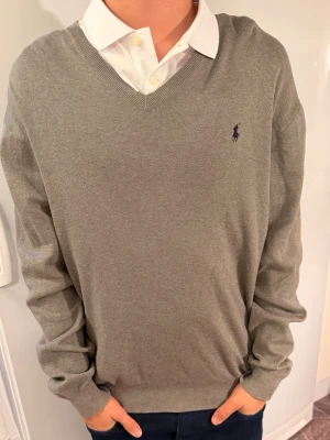 Ralph Lauren tröja - Ralph Lauren tröja   Skick enligt bild  Modellen är 180 cm