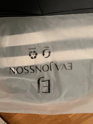 Svart dunväst från Eva Jonsson - Säljer en svart dunväst från Eva Jonsson. Västen har en quiltad design med tre dragkedjeförsedda fickor framtill och en blank insida. Perfekt för lager-på-lager och riktigt snygg till höst- och vinterlooken.