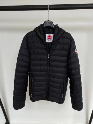 Colmar Jacka  - Riktigt fet och populär vinterjacka från Colmar! Toppskick, inga defekter! Storlek L men sitter som S/M. Kontakta mig för fler frågor och funderingar!