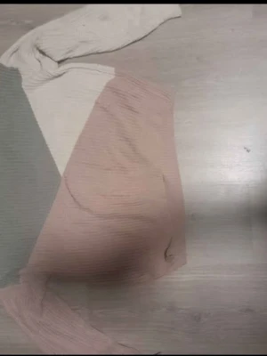 Randig stickad tröja pastell - Säljer en stickad tröja med breda ränder i beige, ljusrosa och ljusgrå. Tröjan har lång ärm och är gjord i ett stretchigt stickat material som sitter snyggt på kroppen. Perfekt för dig som gillar mjuka färger och en chill vibe.