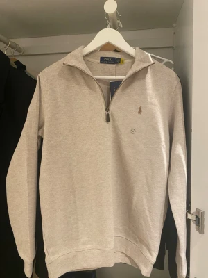 Ralph Lauren Quarter Zip   - Storlek L men tröjan är väldigt slim fit så passar mer som en M. Helt ny och taggen finns kvar 