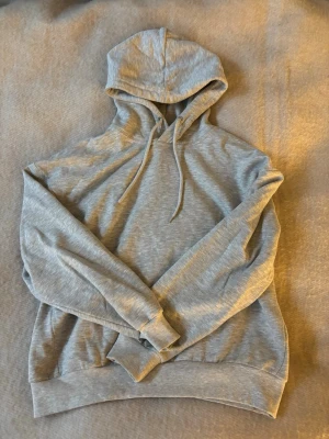 Grå hoodie lager 157 - Säljer en mysig ljusgrå hoodie från Lager 157 i storlek S. Hoodien är endast använd ett fåtal gånger och i mycket bra skick!💗