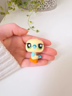 Littlest pet shop - Littlest Pet Shop Creme and Blue Pigeon with Green Eyes #1907 Generation 2 vilket gör den mer värd Finns fler i min profil för samfrakt