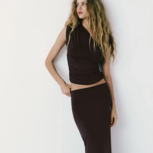 vit lång kjol - jätte fin kjol som är tajt och jätte skön, säljer då jag har två💞helt ny oxå, skriv för flera bilder 