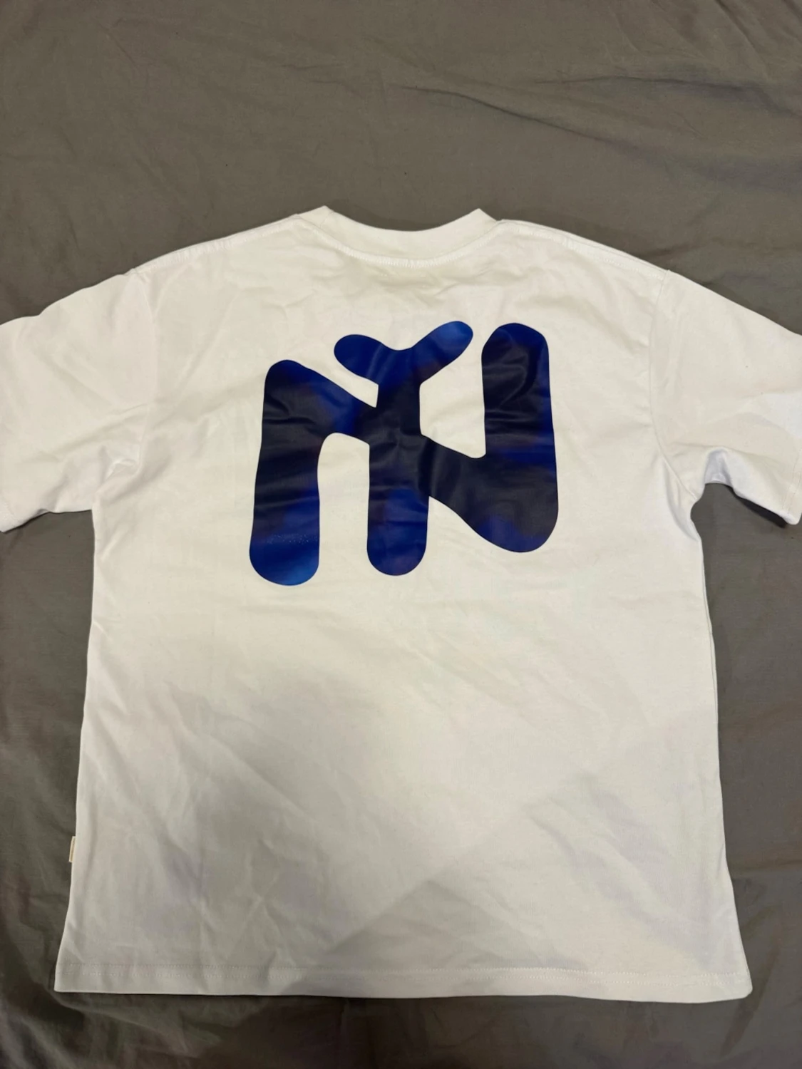 Vit Aimé Leon Dore t-shirt med blå print - 2