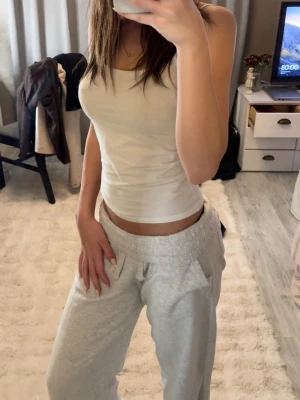 Ljusgrå mjukisbyxor lager 157  - Säljer ett par ljusgrå mjukisbyxor från lager 157, de är högmidjade med går att göra Lågmidjade genom att vika ner kanten! Pris kan diskuteras 💕