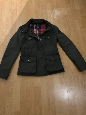 Field jacket  - Säljer denna riktigt feta field jackan från gang storlek xs. Jag är 165 och väger 64 på bilderna. Jackan har lite defekter som ni ser därför säljer jag jackan till ett bra pris. Kom gärna med prisförslag🤝