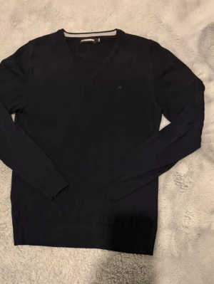 || J.Lindeberg tröja || V neck ||  - || Märke: J.lindeberg || Storlek: S || Skick: 8/10 || Färg: Navy blue || Nypris: 1299 || Mitt pris: 629 || Inga hål eller liknande defekter || 100% merinoull ||