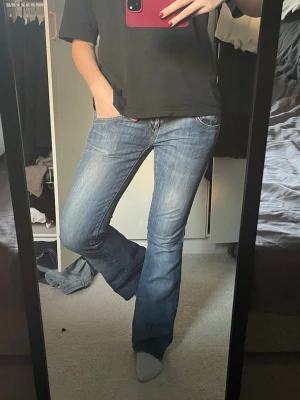 Lågmidjade jeans - Skit snygga & unika jeans. jag är 170cm, skulle säga att dessa passar bäst på en 36a/S❤️