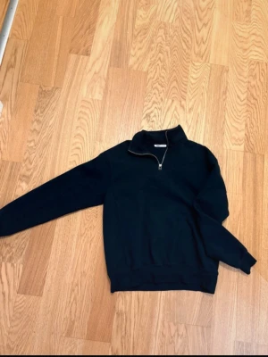Mörkblå half zip sweatshirt Zara - Mörkblå sweatshirt från Zara med half zip-dragkedja och hög krage. Tröjan har lång ärm och är gjord i mjuk bomull, perfekt för chill dagar. Enkel och stilren design som funkar till det mesta.