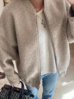 Beige teddyjacka med dragkedja - Super fin jacka från Zara🫶🏻