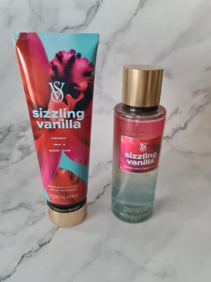 Victoria's Secret Sizzling Vanilla set - Set med Sizzling Vanilla från Victoria's Secret, innehåller en body mist (250 ml) och en lotion (236 ml). Doft av kokosmjölk och sockerrör.  Färgglad design .. Perfekt för dig som älskar söta, tropiska dofter. Helt nytt och oanvänt