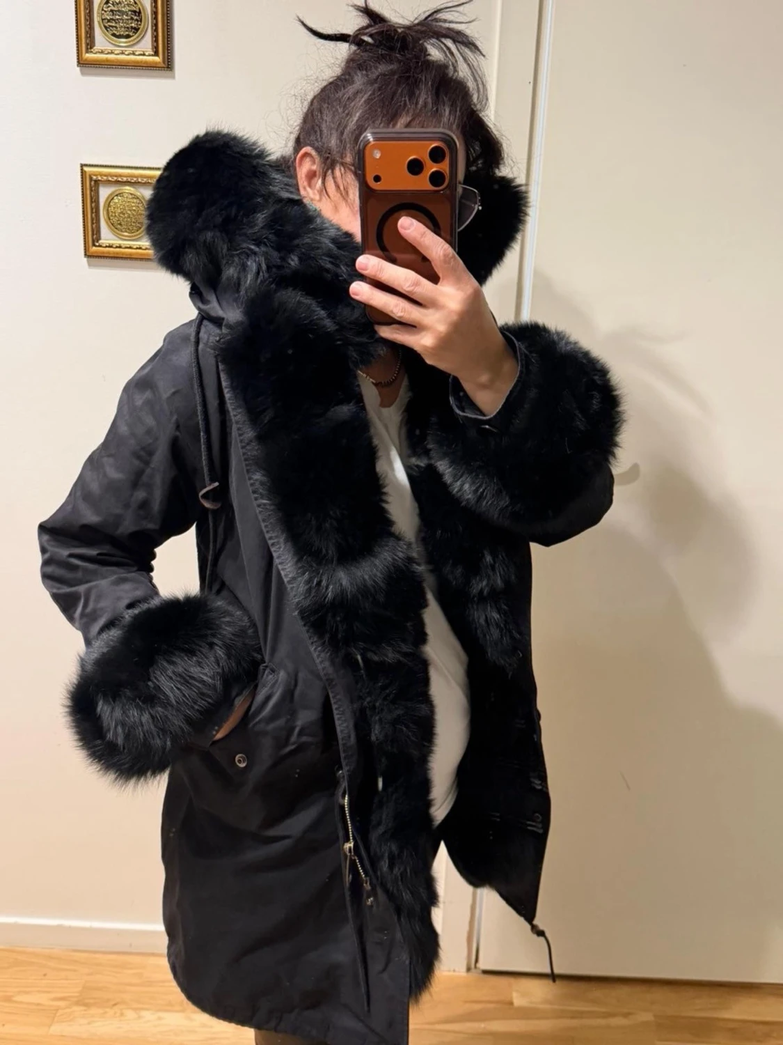 Svart parkajacka med pälsdetaljer - 5