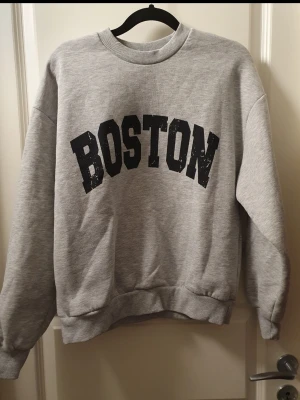 Grå sweatshirt från Gina Tricot - Grå ny sweatshirt från Gina Tricot i strl Xs