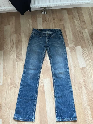 Blå lågmidjade lee jeans  - Säljer ett par blå lågmidjade jeans från Lee i storlek S