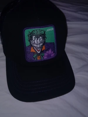 Joker keps - Det här är en keps med joker på sig, perfekt till sommaren eller bara som accessoar, den är ochså i väldigt bra skick, kan bara mötas upp i Västerås så det är ingen frakt på den :)