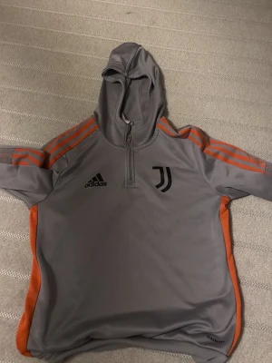 Juventus tröja  - jätte fin tröja passar fett bra med svarta eller gråa jeans