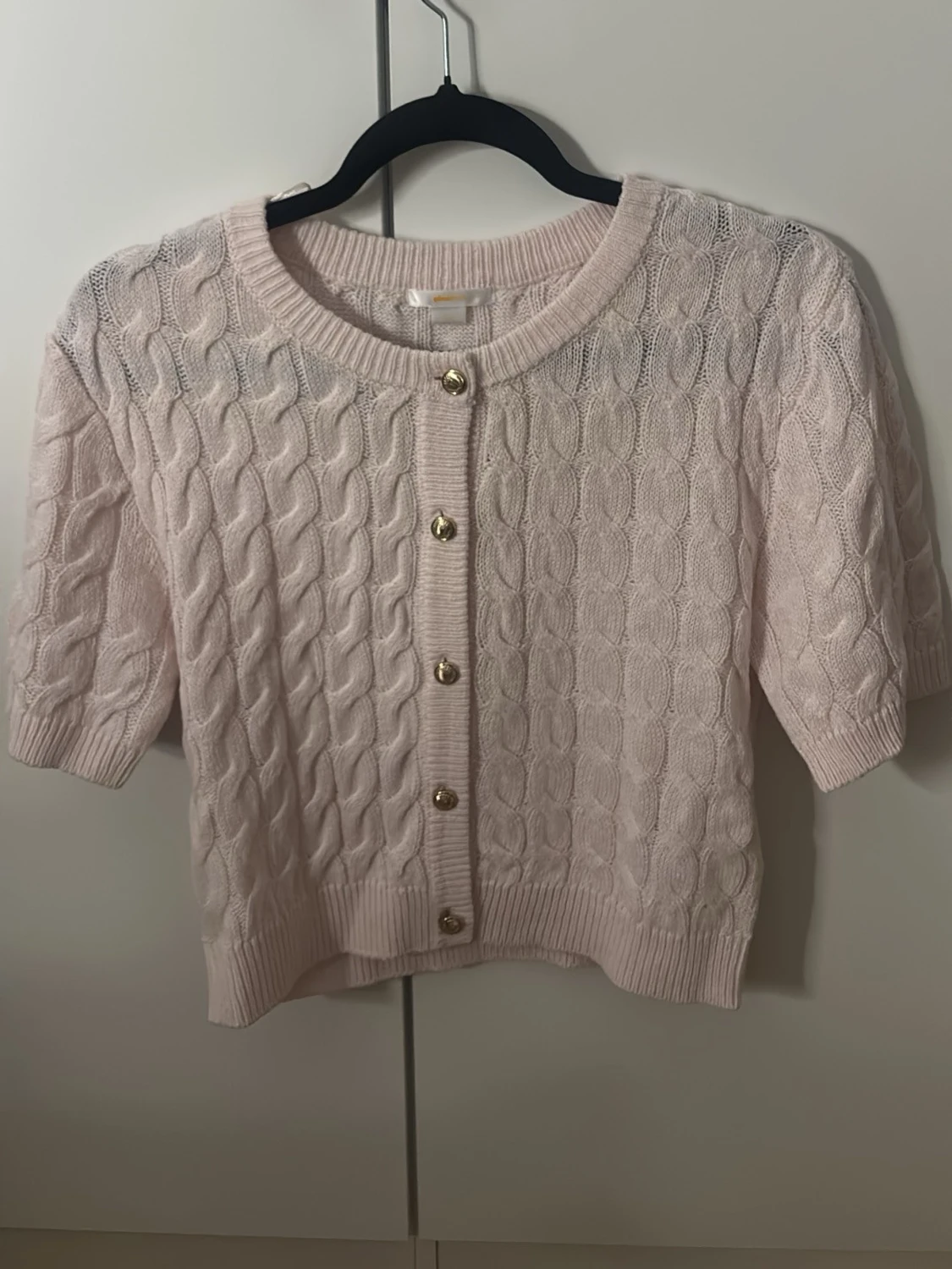 Ljusrosa kabelstickad kofta med guldknappar