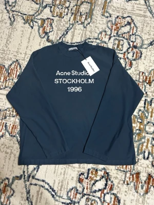 Acne Studios Långarmad T-shirt - Helt ny, köpt i London. Schysst blå färg. Storlek M 