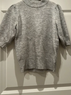 Stickat  - Hej, säljer en jätte fin stickad kortärmad tröja från Only i fint skick💕skriv för fler bilder