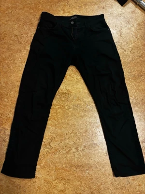 Svarta jeans - Säljer ett par svarta jeans från LCW Jeans med regular fit. W32 L31