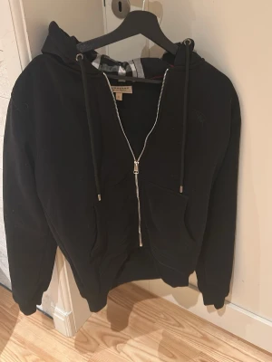 Burberry hoodie - Säljer nu min burberry hoodie i storlek S. 