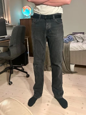 Svarta jeans från Nudie Jeans Co - Säljer ett par svarta jeans från Nudie Jeans straight/regular fit. Storleken är w30 L34. Har använt de cirka 10 gånger och tvättat de cirka 2 gånger. Hör av dig vid frågor eller funderingar!