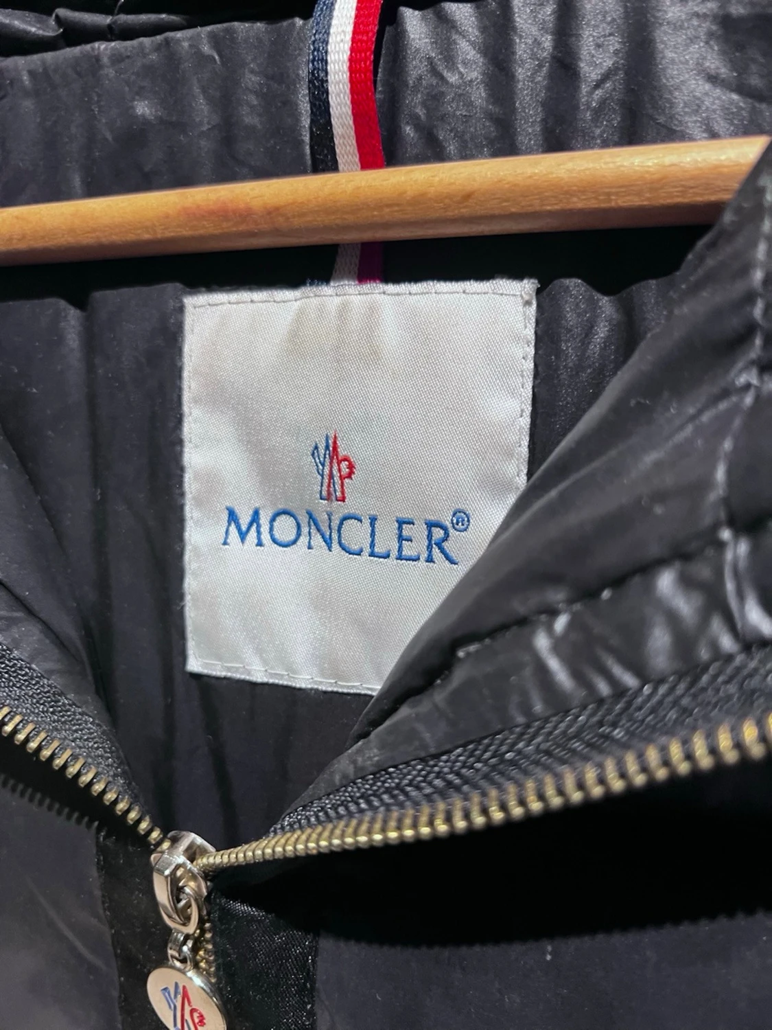 Svart Moncler pufferjacka med päls