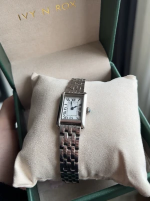 Ivy n rox silver klocka - Snygg silver klocka ifrån ivy n rox i sin original förpackning med extra bitar ifall man vill förlänga klockan och en duk, postar snabbt!💗💗