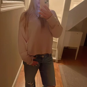 Ljusrosa långärmad tröja från Zara - Ljusrosa långärmad tröja från Zara i mjuk bomullsmix. Tröjan har små slitsar i sidorna av tröjan. Perfekt till jeans för en chill look. Enkel och stilren design som passar till allt.