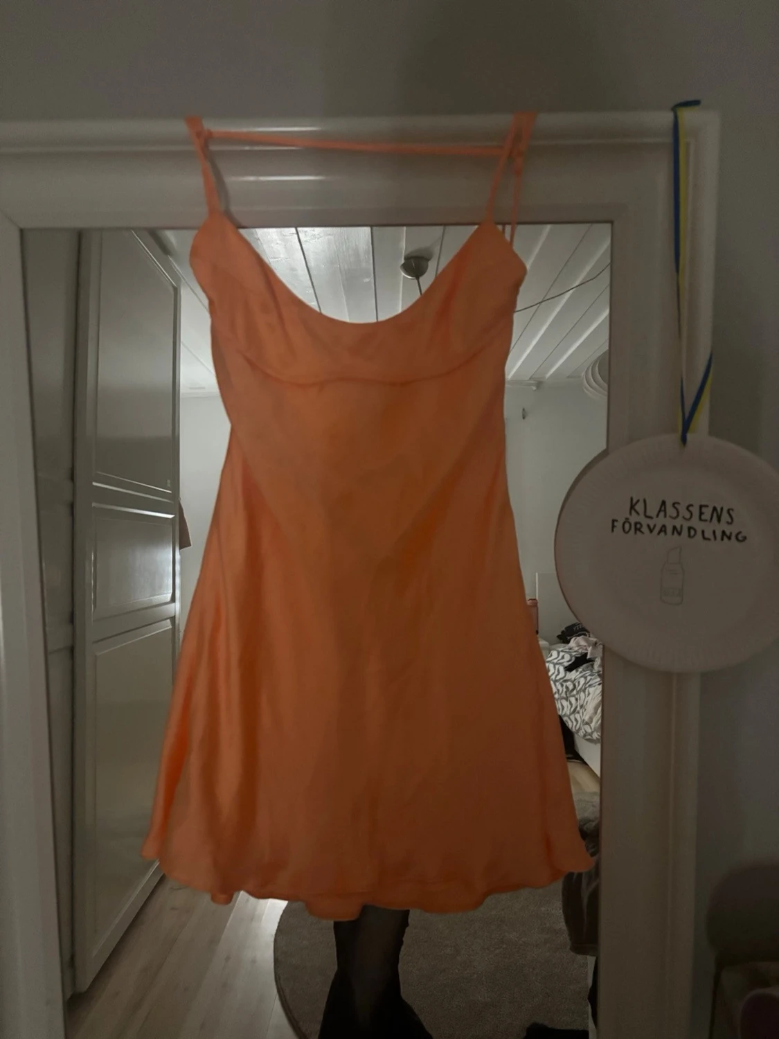 Kort orange klänning med tunna band