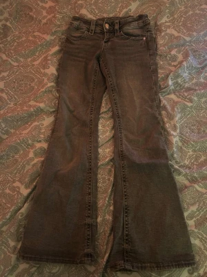 Gråa gina tricot jeans - Gråa jeans från Gina tricot, tappat en knapp på bakfickan men annars fina.