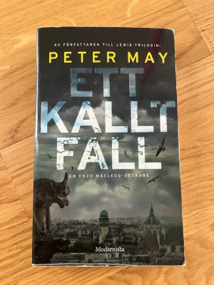 Ett kallt fall - Följ Enzo Macleod, en skotsk kriminaltekniker, när han gräver i Paris katakomber för att lösa ett mystiskt försvinnande. Spänning, mörka hemligheter och riskfyllda ledtrådar gör detta till en deckare som håller dig på helspänn!
