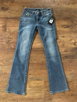 True Religion Becca Bootcut Jeans W24 - Säljer ett par blå True Religion Becca jeans med bootcut och midwaist. Storleken är W24